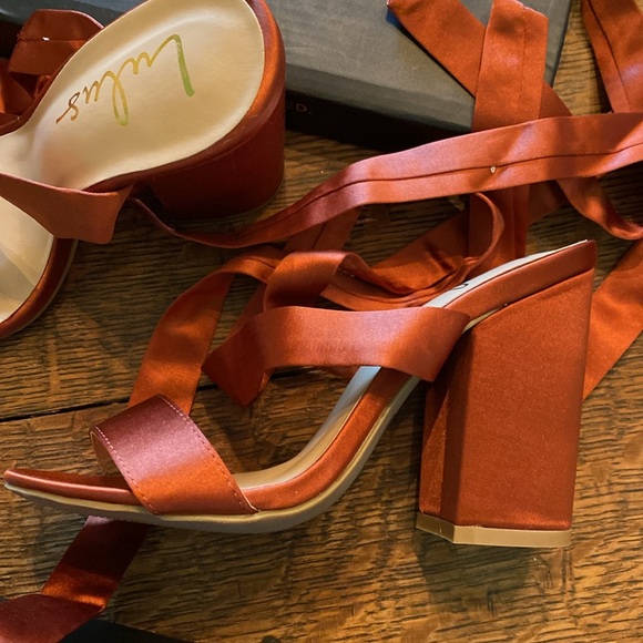 NIB  lulus copper satin heels - Picture 4 of 6